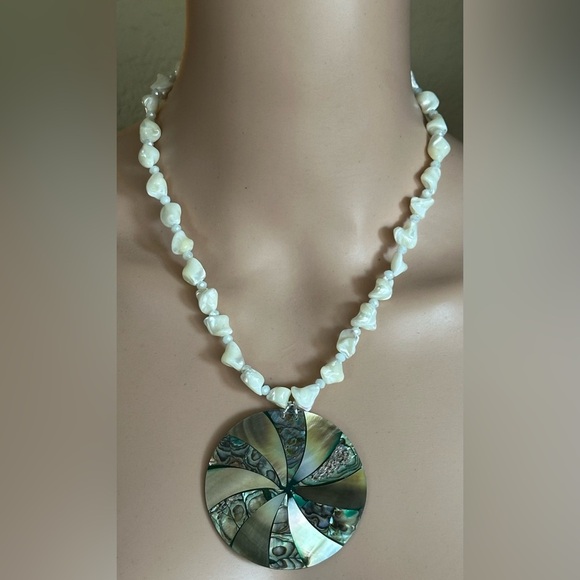 24 inch Freshwater Pearls and Mother of Pearl pendant bead necklace NWOT - Picture 1 of 14